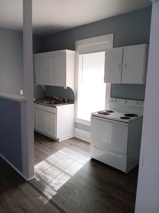 Primary Photo - 215 W King Ave