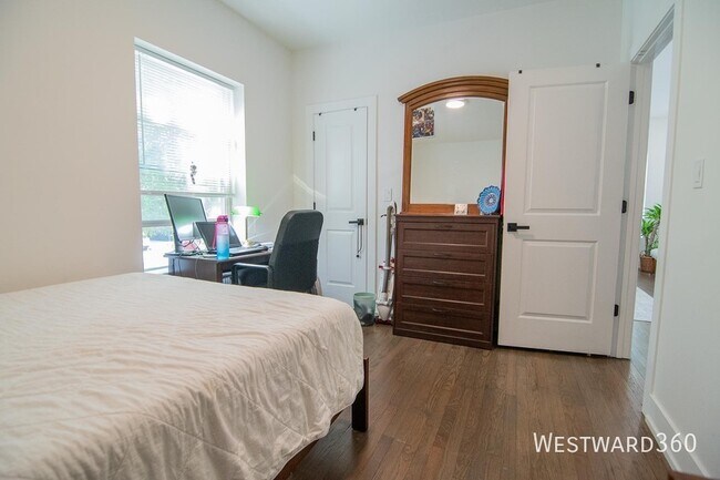 Building Photo - 6201 N Glenwood Ave