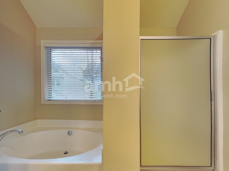 Building Photo - 243 Ascott Ln