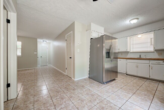 Building Photo - 1627 Surrey Dr