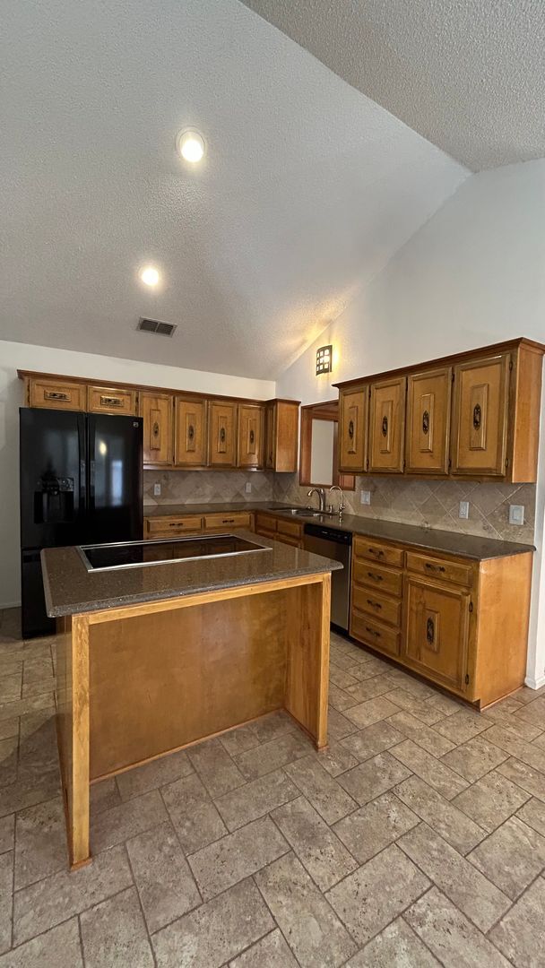 Building Photo - Large Family Home in Country Club North