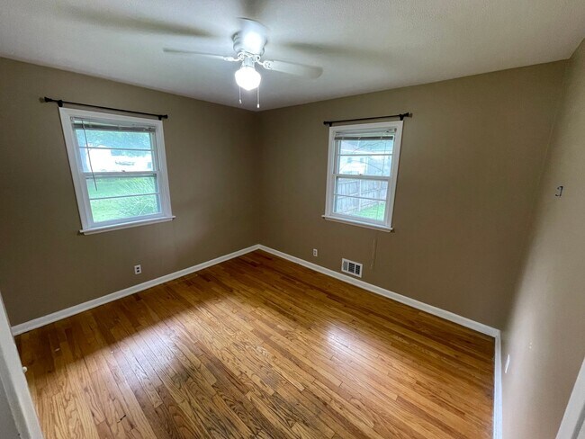 Building Photo - 5Bed/2Bath In Central Lincoln!