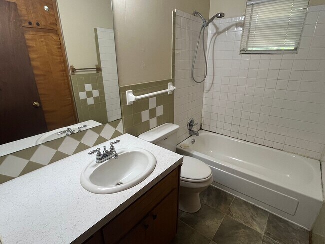 Building Photo - 505 E Fir St