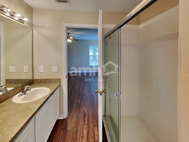 Building Photo - 1322 Lake Idamere Blvd