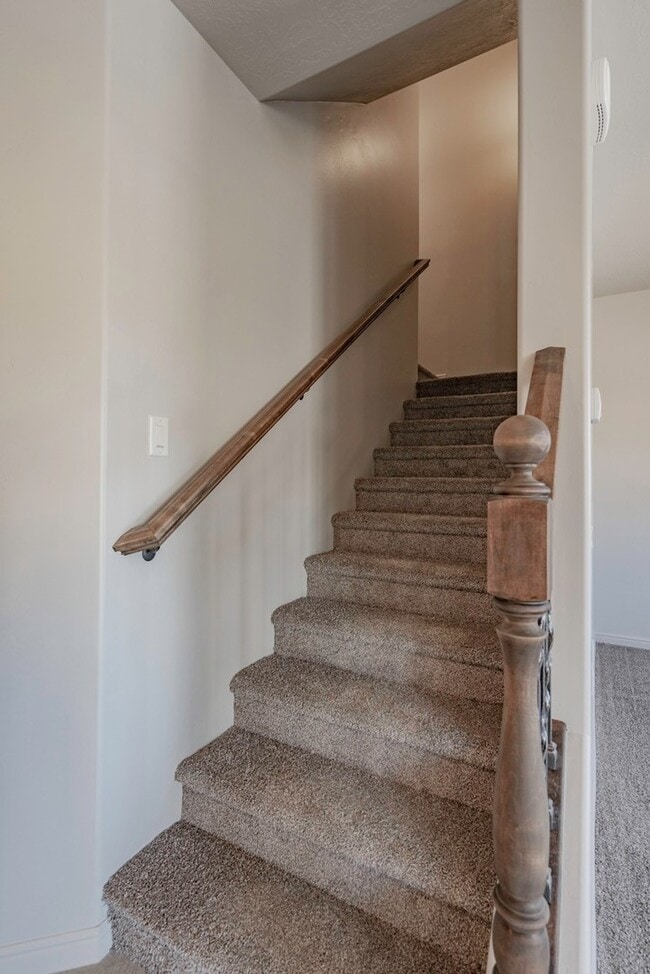 Building Photo - Townhome available in Millcreek Springs with a community pool!