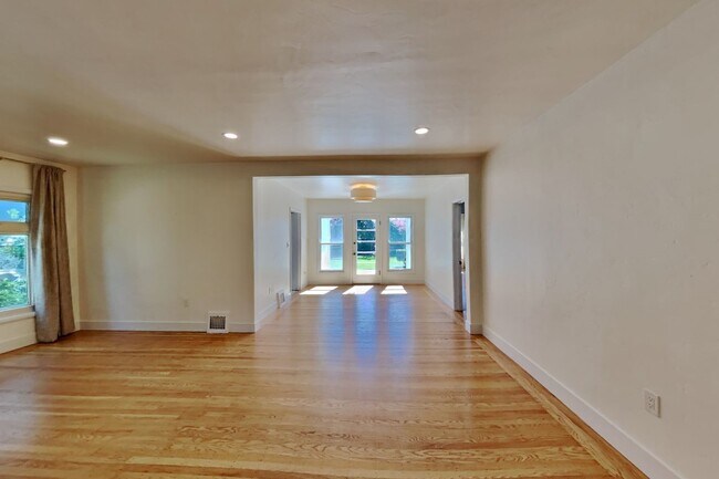 Building Photo - Charming Land Park Cottage – A Hidden Gem in the Heart of the City