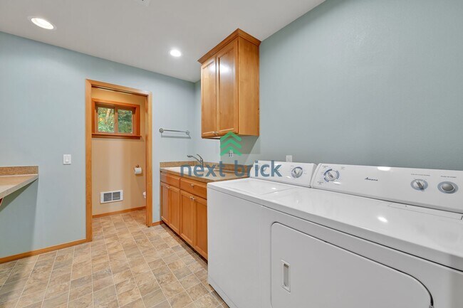 Building Photo - 2 BED & 2 BATH SINGLE FAMILY FOR RENT