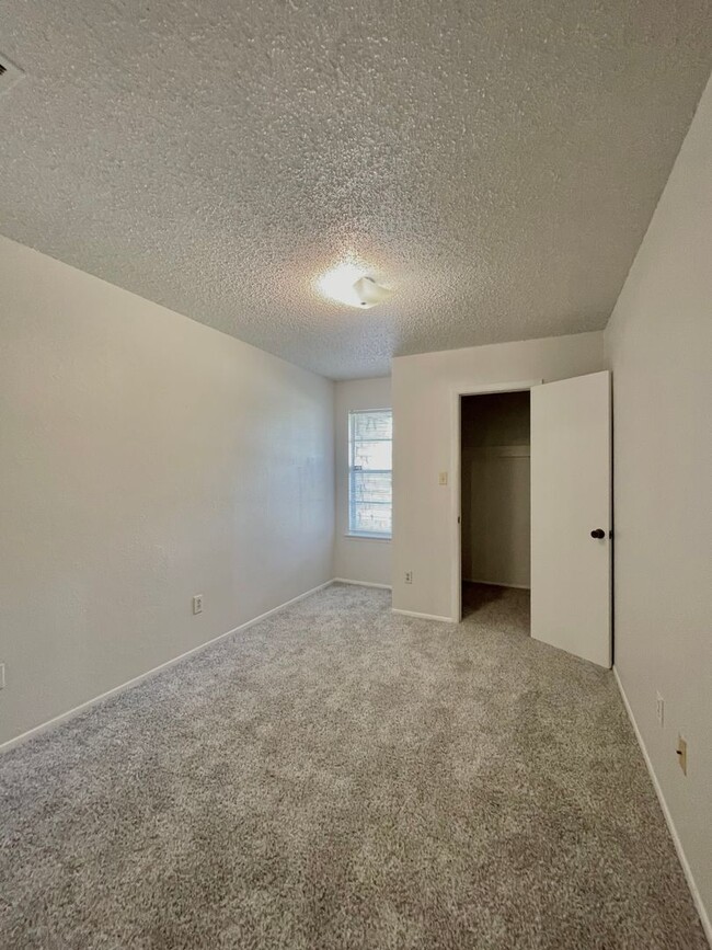 Building Photo - 2 WEEKS FREE RENT!! Charming 2 Bedroom, 2 ...