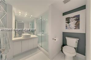 Building Photo - 2555 Collins Ave