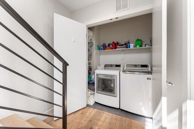 Building Photo - ROOFTOP DECK + spacious END UNIT townhome in Berkeley Neighborhood!