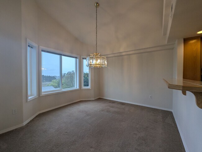 Building Photo - 2bd/2ba Edmonds Condo