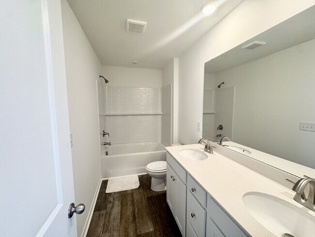 Building Photo - Brand new townhome - Perfect for students or families