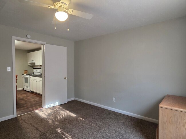 Building Photo - Knoxville 37921 - 3 bedroom 1 bath - call Lisa Vineyard or Shannon Russell 865-216-9334