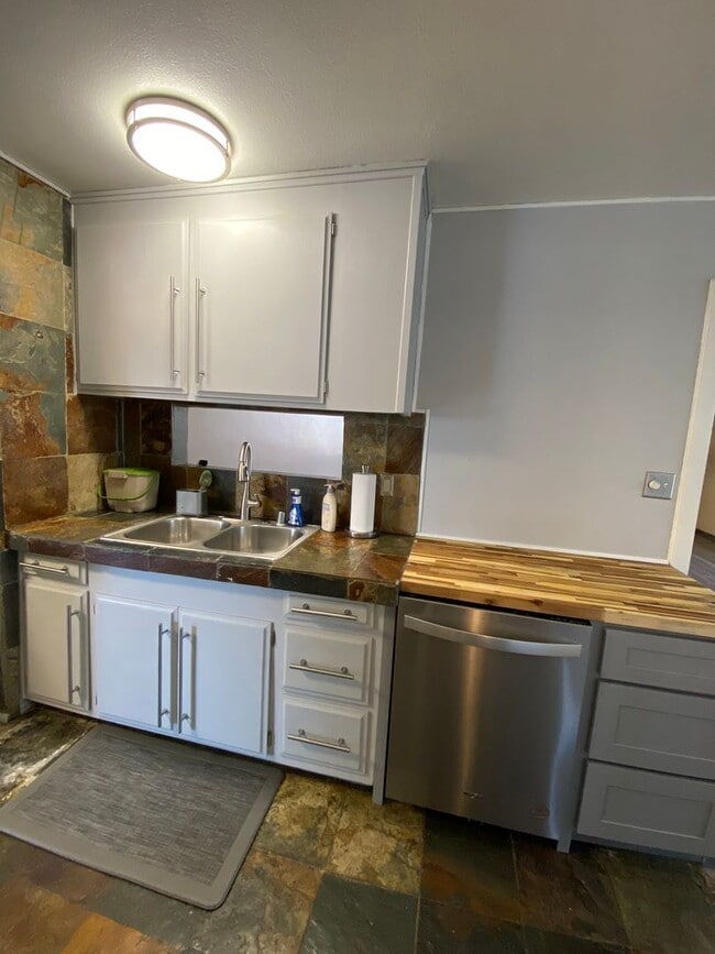 Building Photo - Cul-De-Sac Location, beautiful single leve...
