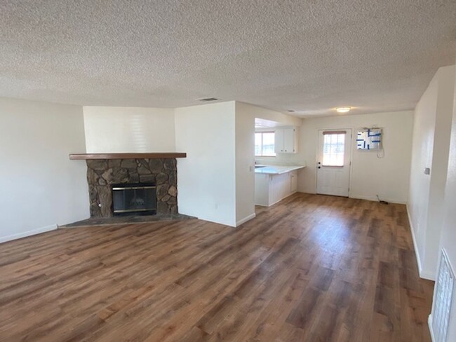 Building Photo - **21075 Ottawa Rd Apple Valley** Remodeled...