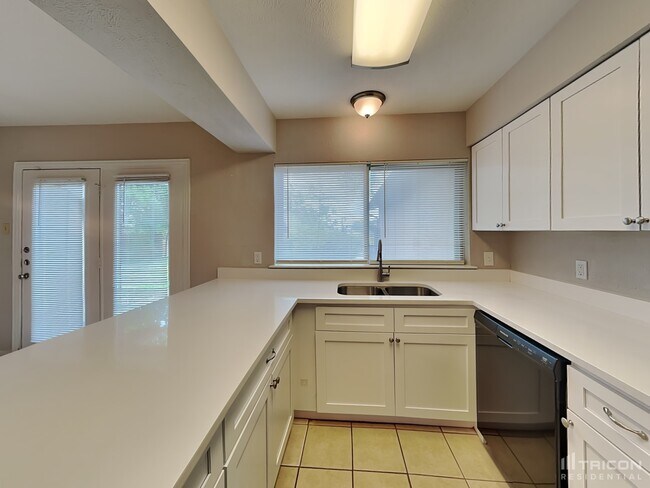 Building Photo - 1122 Oakbluff Dr