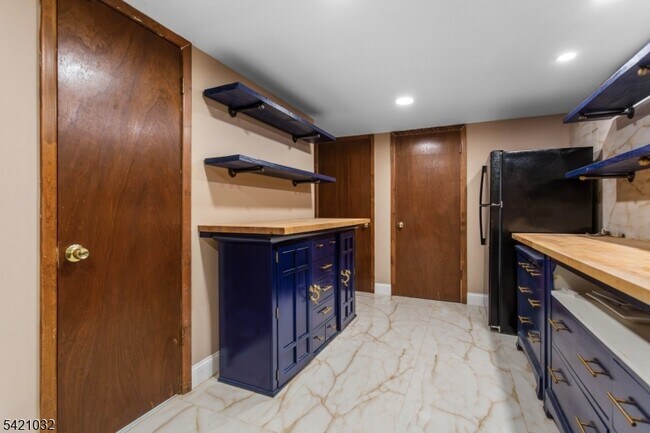 Building Photo - 145 Highview Terrace