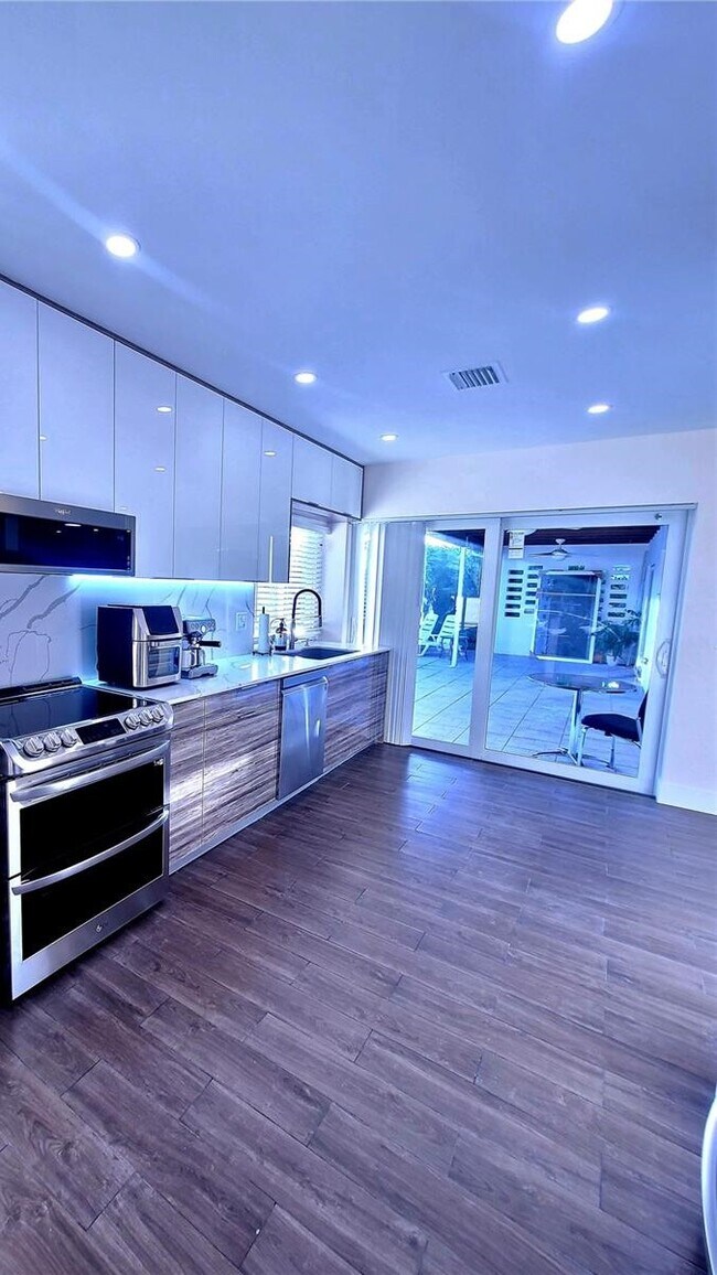 Building Photo - 1320 Arthur St