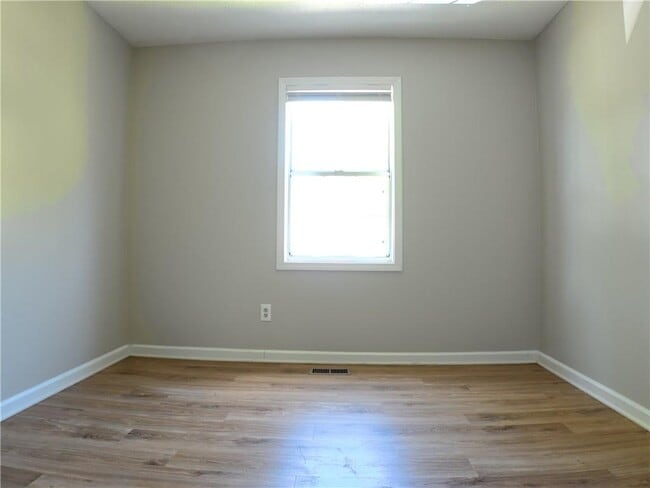 Building Photo - 2575 Overlake Dr
