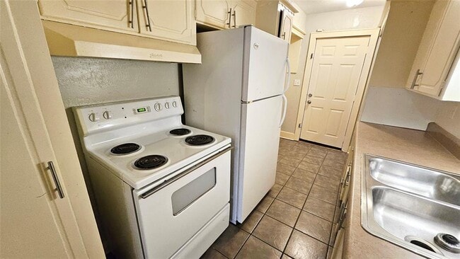 Building Photo - 2427 W Park Pl