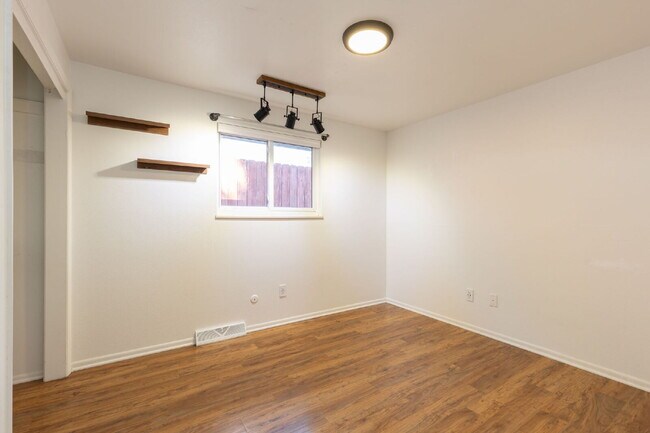 Building Photo - Charming Ranch in North Longmont!