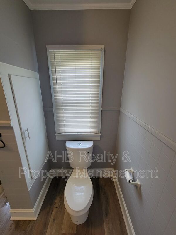 Building Photo - 1104 W Webb Ave