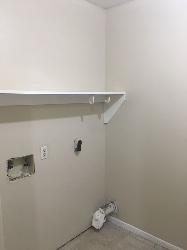 Building Photo - Lovely 4 Bedroom 2 Bath 2 Car Garage home with Large, Privacy Fenced Backyard!! Fresh Paint, Cera...