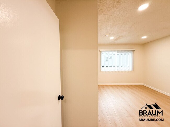 Building Photo - 4636 Laurel Canyon Blvd