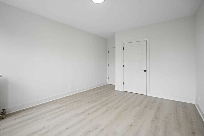 Building Photo - 3035 W Rosemont Ave