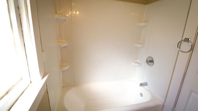 Building Photo - 3 Bedroom House