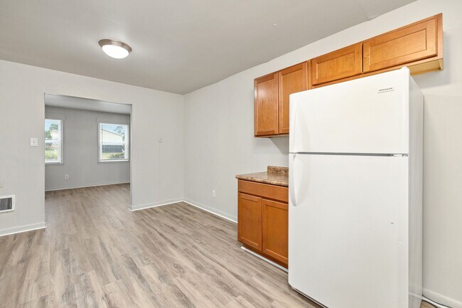 Building Photo - Newly Renovated 5 Bedroom Unit!