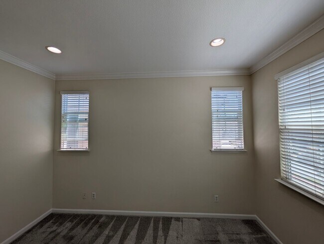 Building Photo - Well-Appointed Fairfield 3/2.5 Home with E...
