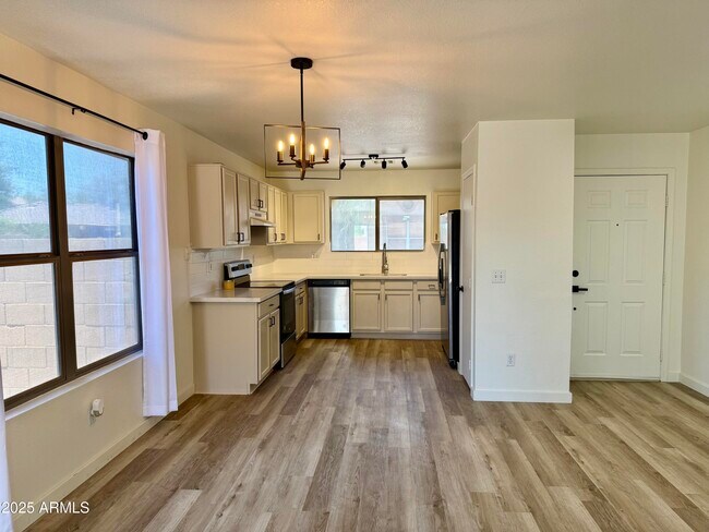Building Photo - 2358 E Peach Tree Dr