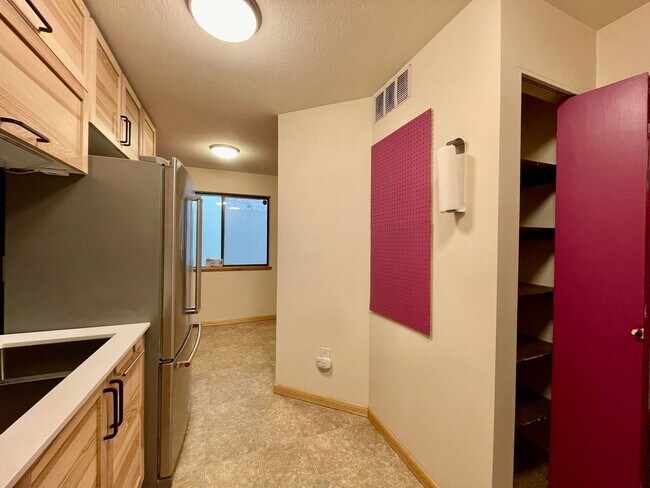 Building Photo - S. PDX 2Bed 2Bath ~ Condo~Near OHSU w/ 2 Reserved parking spots & Washer & Dryer!