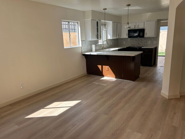 Building Photo - NEWLY REMODELED 3 BEDROOM 3 BATH