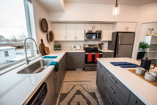 Building Photo - Summer Special! 4 Weeks Rent Free + $0 Down Deposit OAC 3 Bed 2.5 Bath Townhome in South Ogden