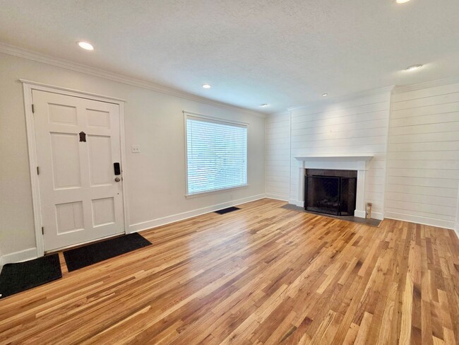 Building Photo - Beautiful Home in Millcreek, UT!
