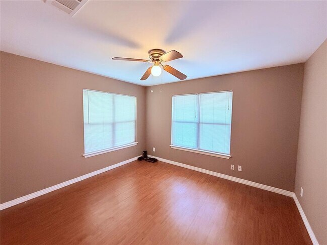 Building Photo - 5915 Sunshine Dr