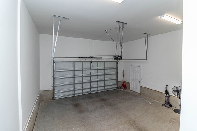 Building Photo - Immaculate 3 BR | 2 BA Ranch Home in Golds...