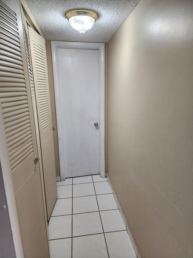 Building Photo - 5031 W Oakland Park Blvd