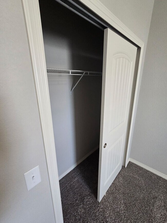 Building Photo - 3B/3B Townhome NOW AVAILABLE in Windsor! Great Location!