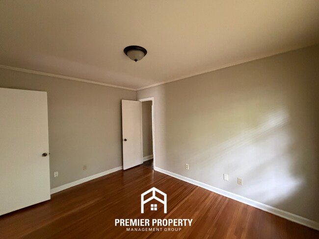 Building Photo - Charming 3BR/2BA in High-Demand 38117 | Hardwood Floors & Fenced Yard