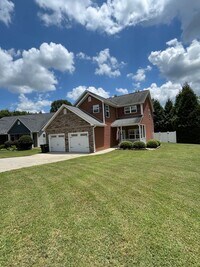 Building Photo - Stunning 3 Bed 3 Bath Home