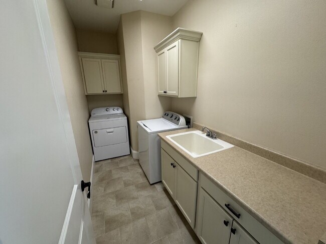 Building Photo - Milwaukie 4-Bedroom Home on Corner Lot, Sp...