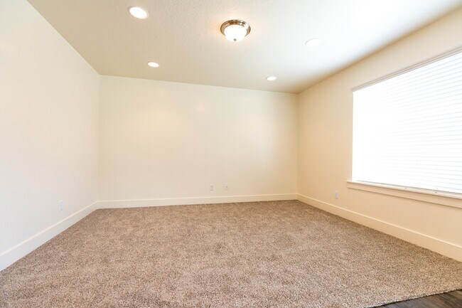 Building Photo - Spanish Fork Townhome
