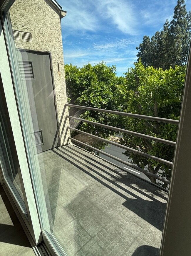 Building Photo - Two Masters Plus Loft Updated Condo in Long Beach