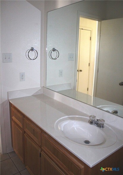 Building Photo - 1402 Chips Dr