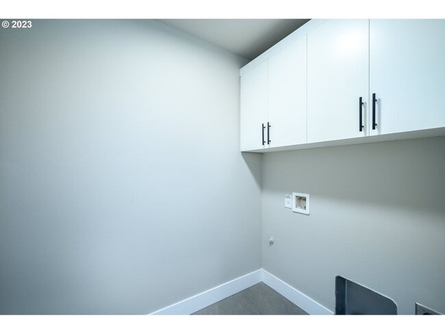 Building Photo - Beautiful Pet Friendly 3 Bedroom, 2.5 Bath House in Newberg