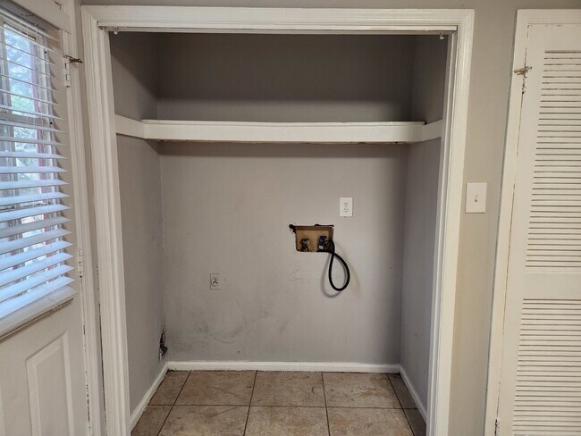 Building Photo - 2-Bedroom Apartment in Prime Decatur Location - Don't Miss Out!