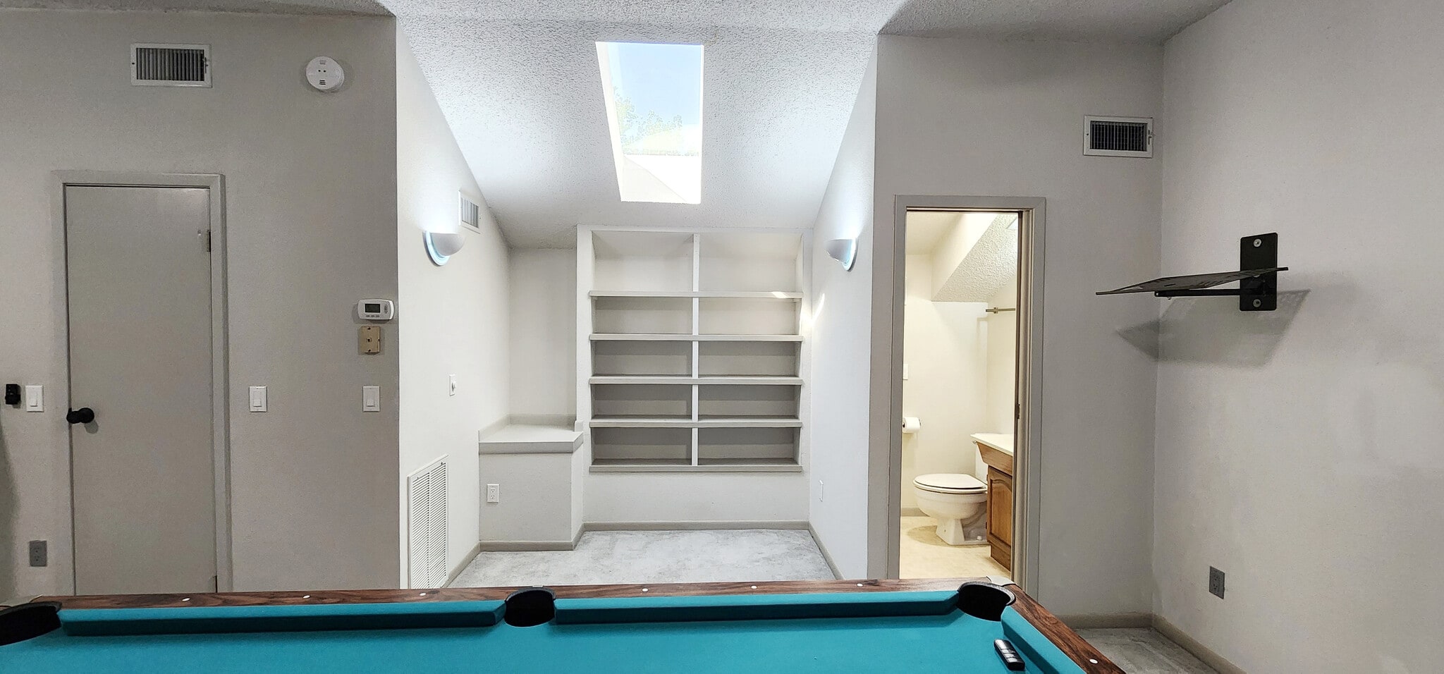 Built-in bookshelf with skylight - 4722 Rainbow Run